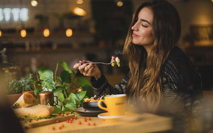 Chica comiendo vegetales sola; 5 Alimentos para aumentar tus glúteos sin sacrificio alguno