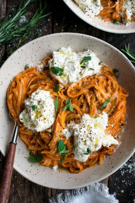 Pasta con queso de cabra; 5 Alimentos para aumentar tus glúteos sin sacrificio alguno