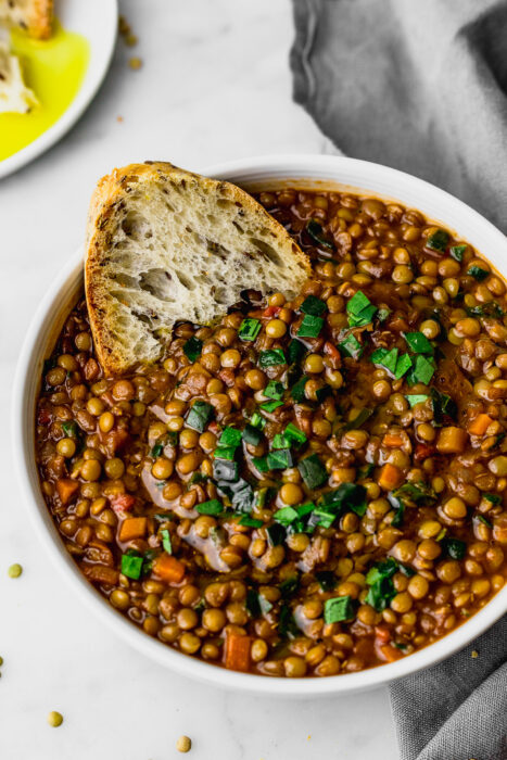 Sopa de lentejas con pan tostado; 5 Alimentos para aumentar tus glúteos sin sacrificio alguno