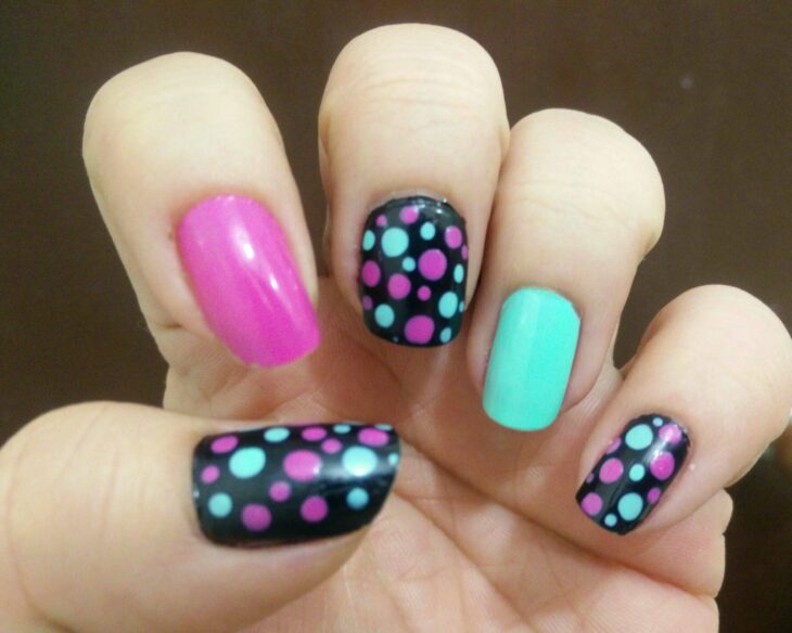 Manicura con puntos de colores