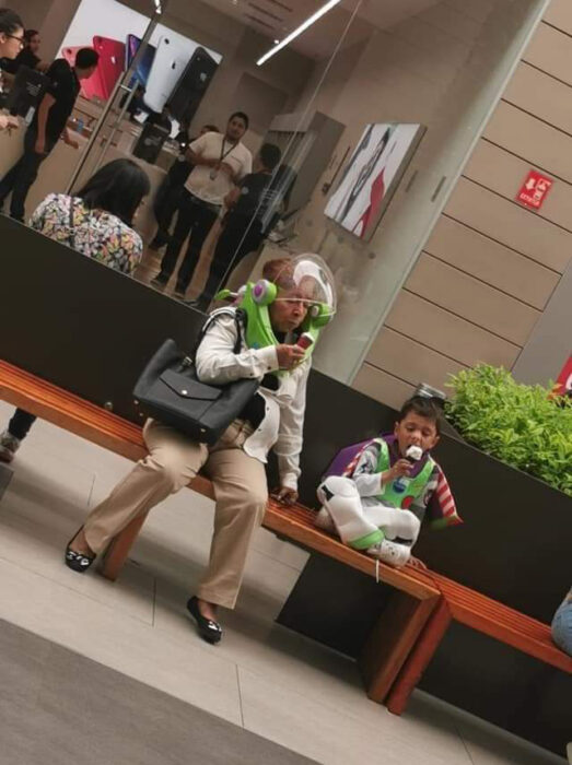 Abuela y su nieto vestidos de Buzz lightyear comiendo helado