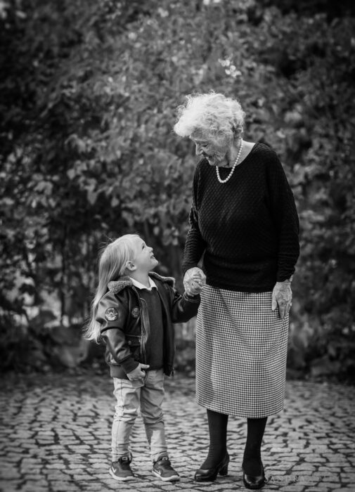 Abuela y su nieta caminando de la mano 