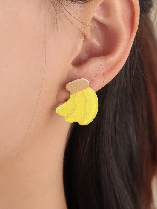 Chica usando unos aretes en forma de bananas 