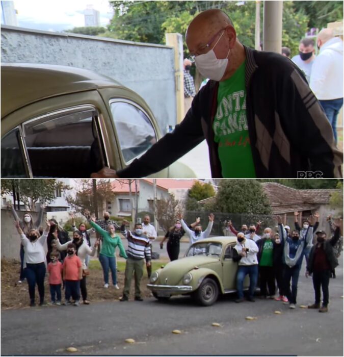 Maestro abriendo la puerta de un coche obsequiado por sus alumnos