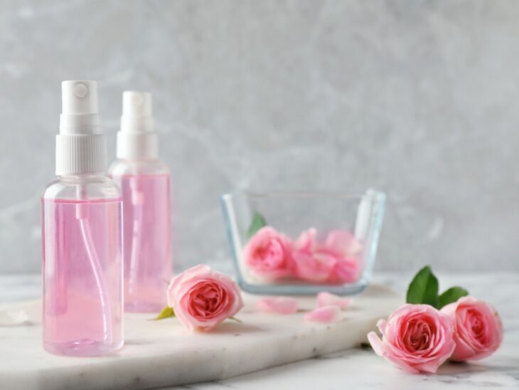 Agua tónica casera hecha con rosas; Beneficios que el agua tónica aporta a la piel de tu rostro