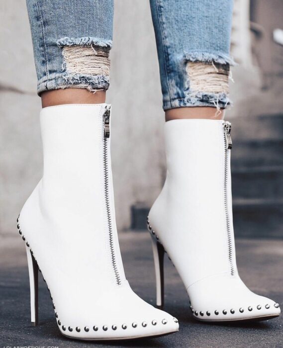 Botines blancos con estoperoles plata alrededor; Botines con estoperoles para chicas badass