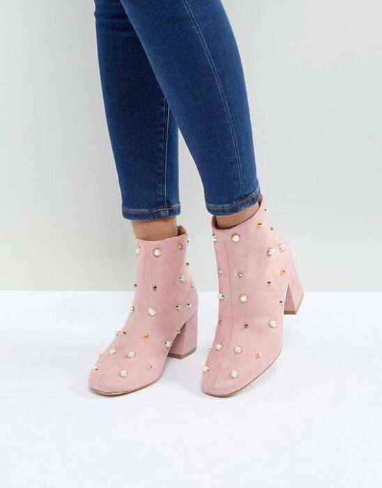 Botines rosa pastel con aplicación de estoperoles y perlas; Botines con estoperoles para chicas badass