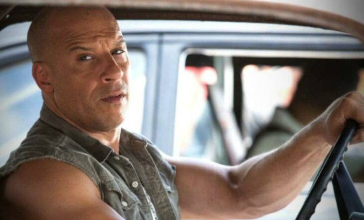 Escena de Rapido y Furioso. Toretto conduciendo sin ver a los otros 