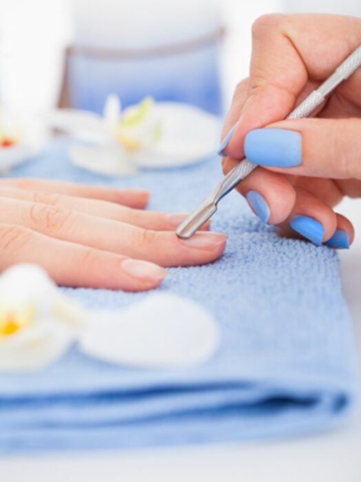 Manos recibiendo unas manicura en tonos pastel; Cómo fortalecer tus uñas después de retirar el gelish