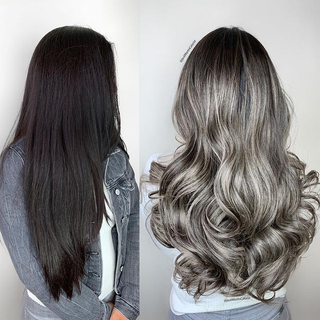 mujer con cabello largo teñido en plata con negro; Convierte cabello con canas en hermosas melenas plateadas