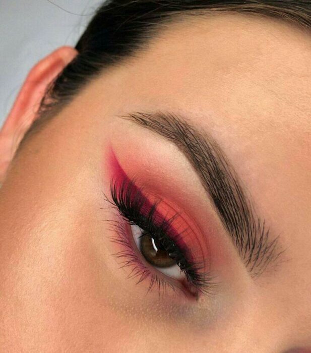 Delineado en rojo con sombras degradadas;Delineados aesthetic que querrás intentar 