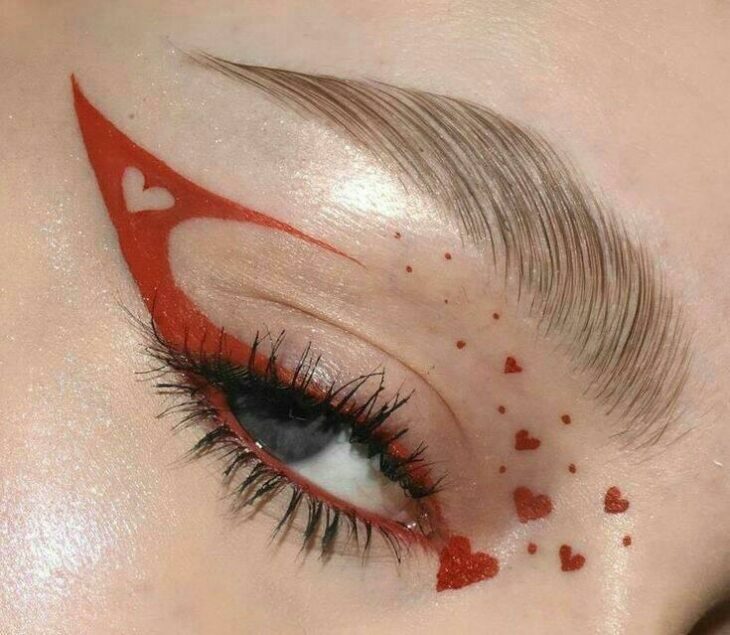 Delineado en rojo con corazones ;Delineados aesthetic que querrás intentar 