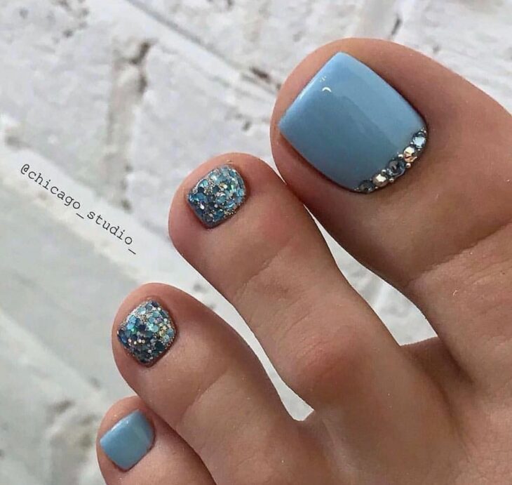 Diseño de uñas para pies en color azul con pedrería 