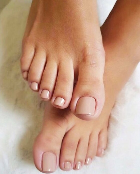 Diseño de uñas para pies en color nude 