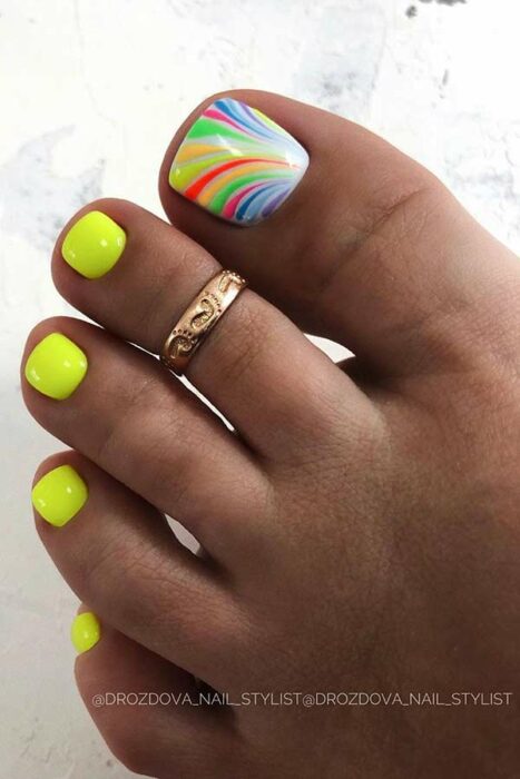 Diseño de uñas para pies en color amarillo neón 