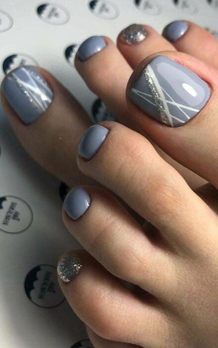 Diseño de uñas para pies en color gris 