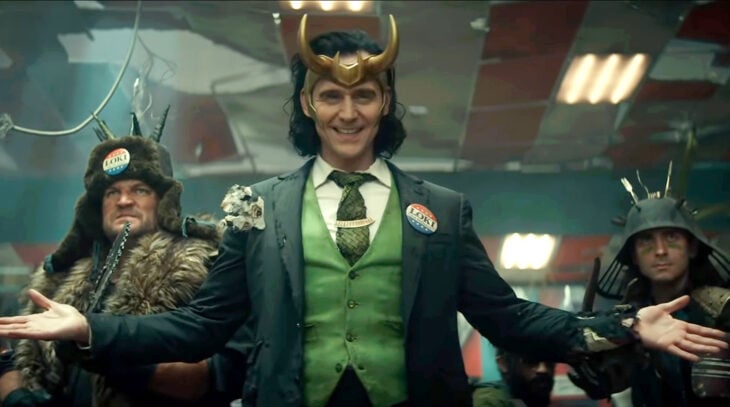 Tom Hiddleston en la serie Loki con los brazos abiertos