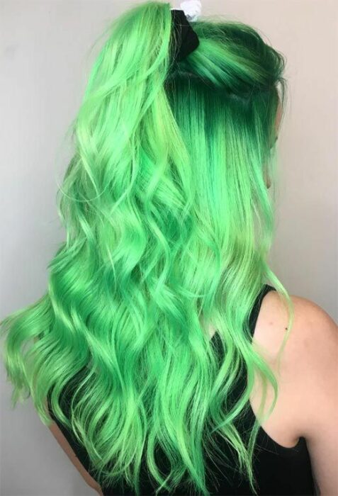 Chica con el cabello teñido de color verde 