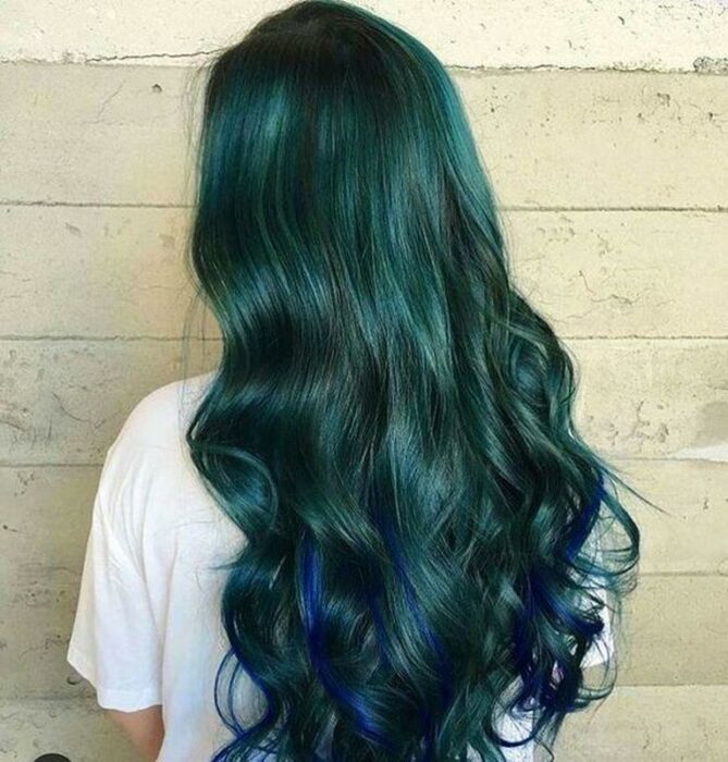 Chica con el cabello teñido de color verde 