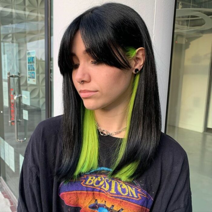 Chica con el cabello teñido de color verde 