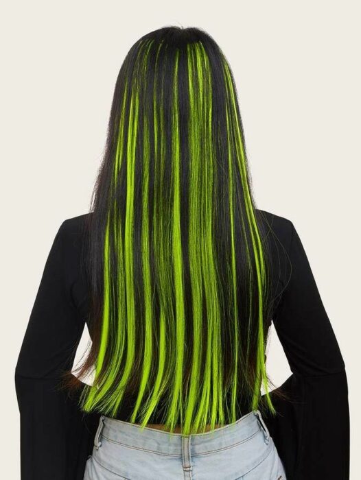 Chica con el cabello teñido de color verde 