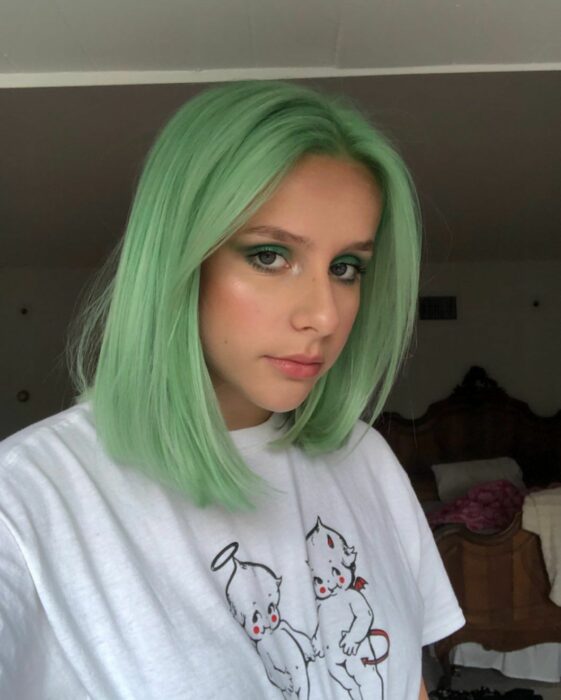 Chica con el cabello teñido de color verde