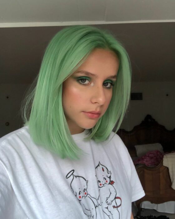 Chica con el cabello teñido de color verde 