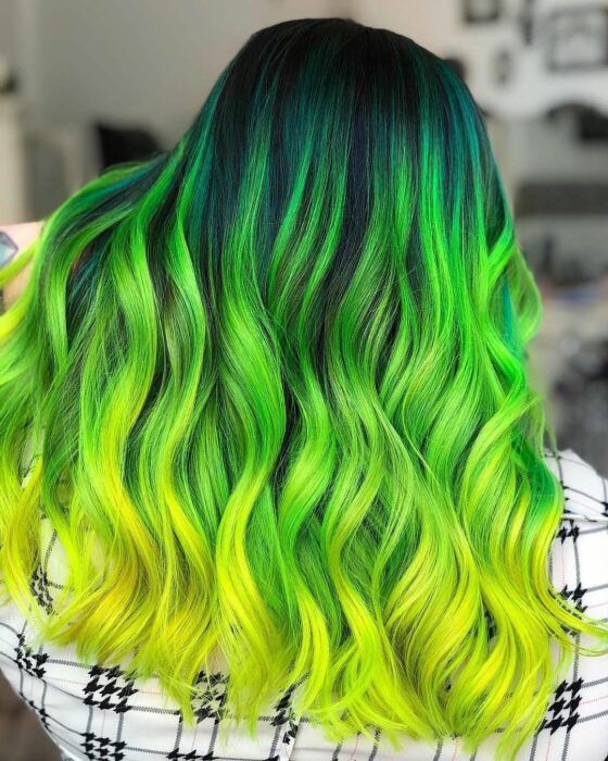 Chica con el cabello teñido de color verde