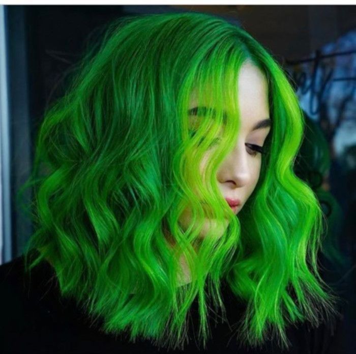 Chica con el cabello teñido de color verde 