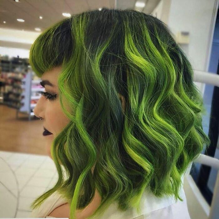 Chica con el cabello teñido de color verde 