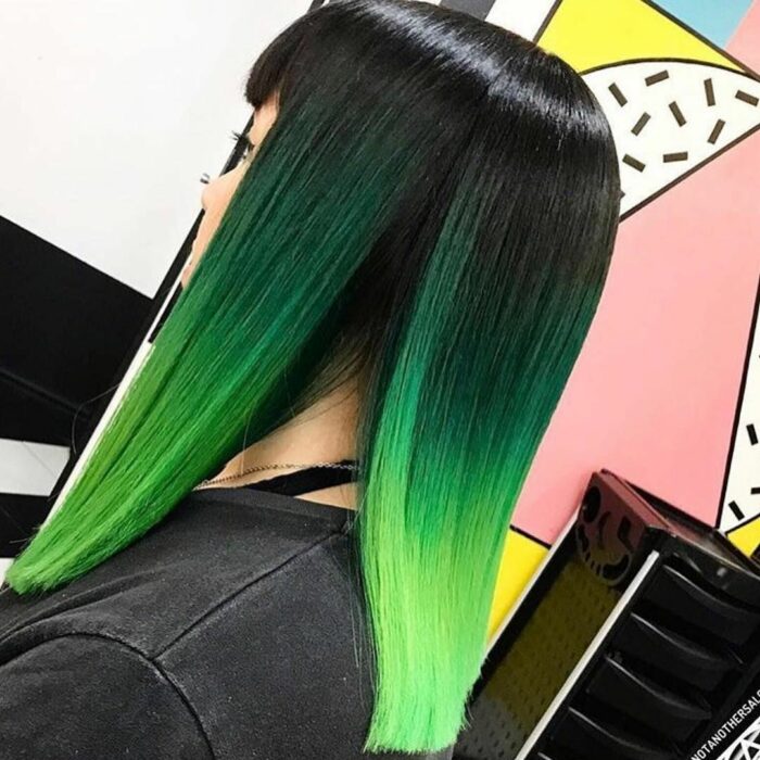 Chica con el cabello teñido de color verde 