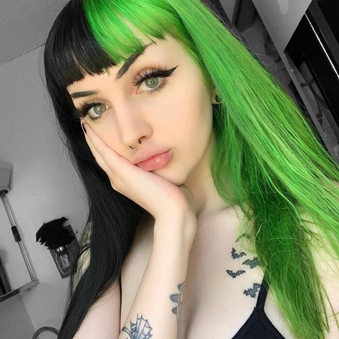 Chica con el cabello teñido de color verde 