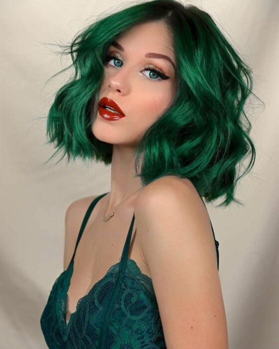 Chica con el cabello teñido de color verde 