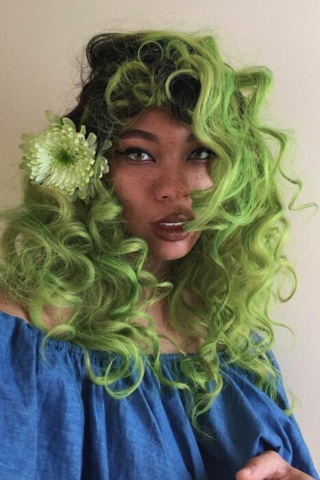 Chica con el cabello teñido de color verde