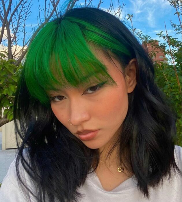 Chica con el cabello teñido de color verde 