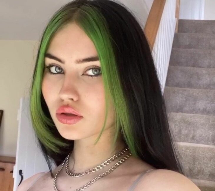 Chica con el cabello teñido de color verde 