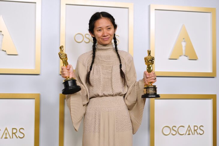 Chloé Zhao por Nomadland en la entrega de los premios oscar