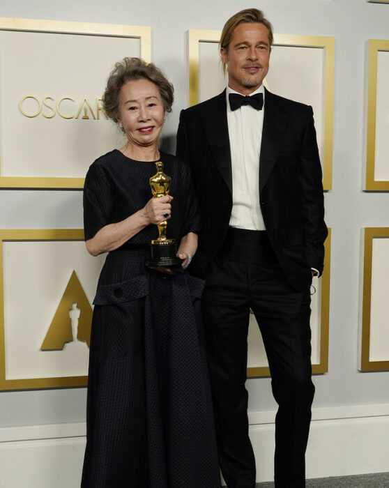 Youn Yuh-jung junto a Brad Pitt en la entrega de los premios oscar