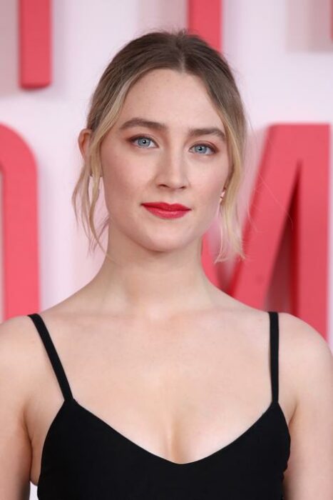 Saoirse Ronan posando para una fotografía durante una alfombra roja 