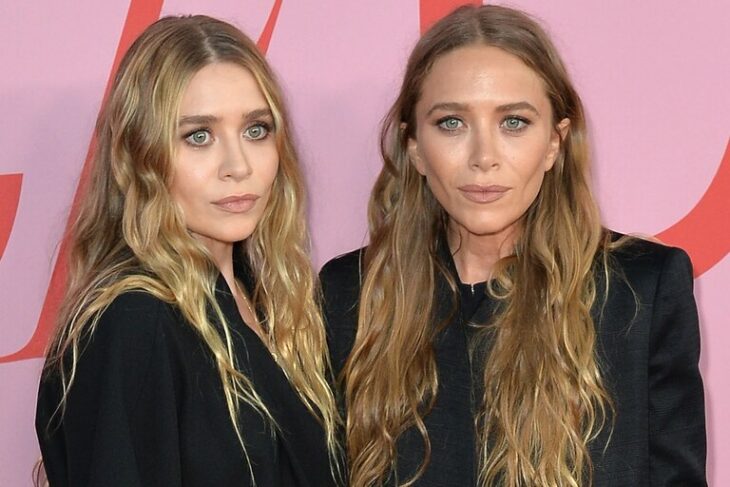 Mary Kate y Ashley Olsen  posando durante una sesión de fotos en un evento 