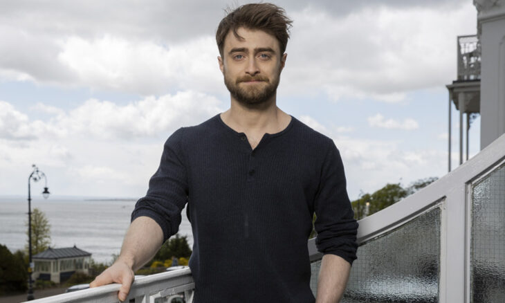 Daniel Radcliffe  posando durante una sesión de fotos en un evento 