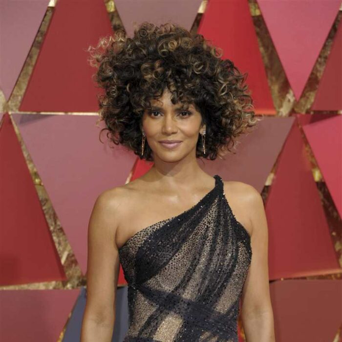 Halle Berry posando para una foto en una alfombra roja 