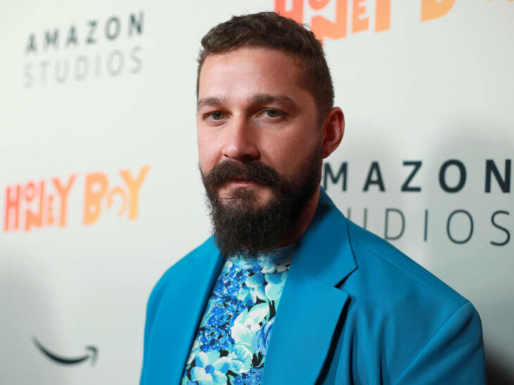 Shia Labeouf posando para una fotografía