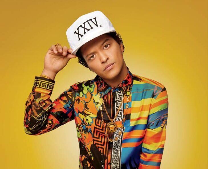 Bruno Mars posando para una fotografía 