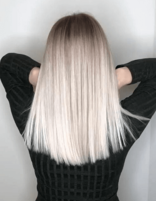 Chica con el cabello teñido con mechas platinadas 