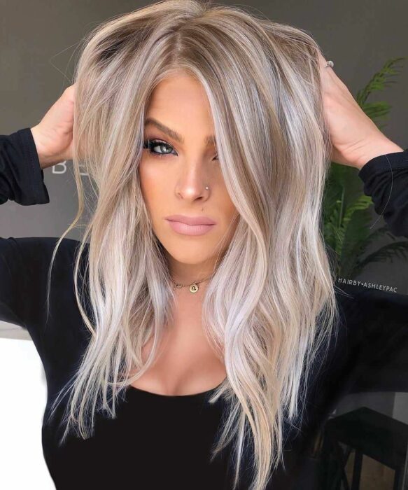 Chica con el cabello teñido con mechas platinadas 