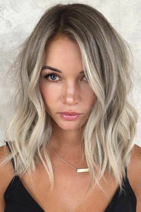 Chica con el cabello teñido con mechas platinadas 