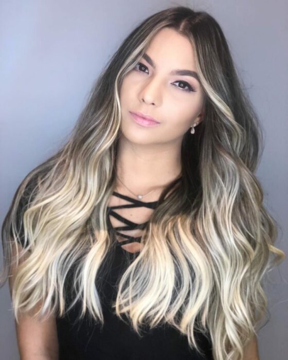 Chica con el cabello teñido con mechas platinadas 