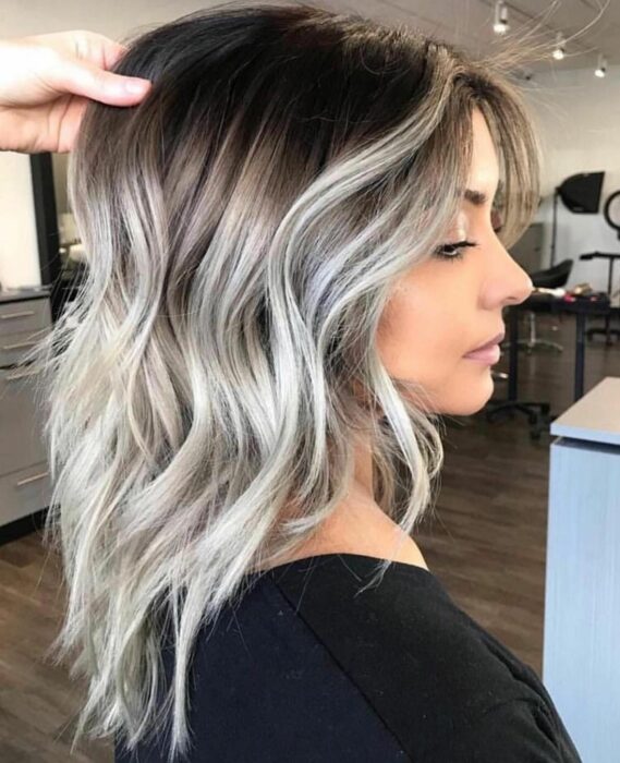 Chica con el cabello teñido con mechas platinadas 