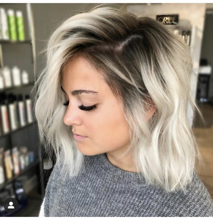 Chica con el cabello teñido con mechas platinadas 